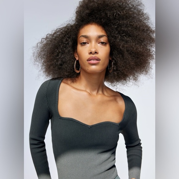 Aritzia Tops - Aritzia Babaton Sculpt Knit Sweetheart Long Sleeve Top Size M